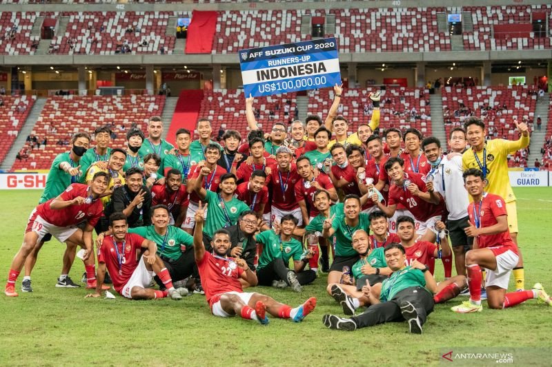 Pemain dan tim pelatih Timnas Indonesia berfoto bersama seusai pengalungan medali Piala AFF 2020 di National Stadium, Singapura, Sabtu (1/1/2022). ANTARA FOTO/Flona Hakim/app/hp.