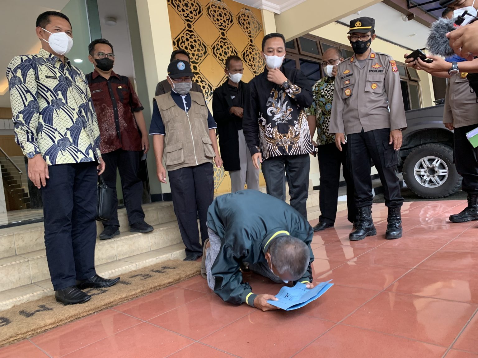 Pelaku pembakaran sekolah akhirnya dibebaskan oleh polisi dan diberikan ganti honor dari dinas pendidikan Garut. ist