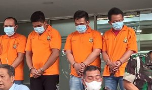 Penampakan empat pelaku yang sudah diamankan kasus pengeroyokan yang menewaskan anggota TNI AD bernama Prutu Sahdi (22) saat dihadirkan dalam jumpa pers di Polda Metro Jaya, Selasa (18/1). (Foto: Fransiskus Adryanto Pratama/JPNN.com)