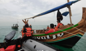 Perahu Nelayan dari Indramayu Terbalik di Karawang, 1 Orang Belum Ditemukan