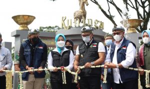 Gubernur Jawa barat, Ridwan Kamil saat meresmikan Revitalisasi kawasan Alun-alun Kuningan. Minggu (30/1). Foto. Sandi Nugraha