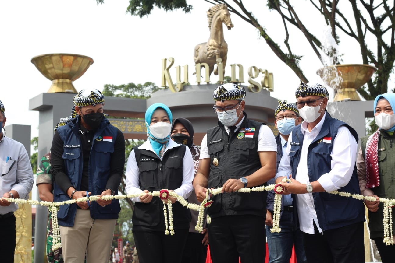 Gubernur Jawa barat, Ridwan Kamil saat meresmikan Revitalisasi kawasan Alun-alun Kuningan. Minggu (30/1). Foto. Sandi Nugraha