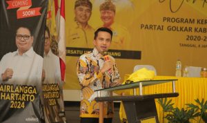 Wakil Bupati Bandung, Sahrul Gunawan saat menghadiri acara pelantikan pengurus DPD Partai Golkar Kabupaten Bandung di Sekretariat DPD Partai Golkar, Jalan Citaliktik Soreang, Sabtu (8/1)