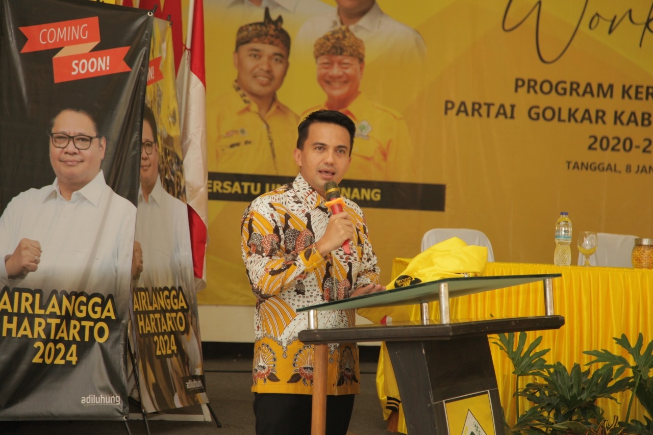 Wakil Bupati Bandung, Sahrul Gunawan saat menghadiri acara pelantikan pengurus DPD Partai Golkar Kabupaten Bandung di Sekretariat DPD Partai Golkar, Jalan Citaliktik Soreang, Sabtu (8/1)