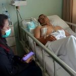 Samsul Ma'arif, 33, salah satu warga yang menjadi korban penikaman saat hendak menolong anggota TNI Pratu Sahdi yang dikeroyok orang tidak dikenal, sedang dirawat di RS Atma Jaya. (Foto: Mercurius Thomos Mone/JPNN.com)