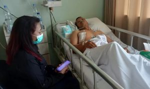 Samsul Ma'arif, 33, salah satu warga yang menjadi korban penikaman saat hendak menolong anggota TNI Pratu Sahdi yang dikeroyok orang tidak dikenal, sedang dirawat di RS Atma Jaya. (Foto: Mercurius Thomos Mone/JPNN.com)