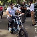Menteri Pariwisata dan Ekonomi Kreatif, Sandiaga Uno uji coba sepeda listrik yang akan diproduksi di Majalengka. (Foto: Istimewa/rakyat cirebon)