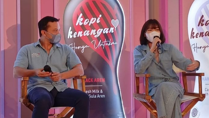Nicholas Saputra dan Isyana Sarasvati saat peluncuran Kopi Kenangan Hanya Untukmu di Jakarta, Senin, (17/1) (ANTARA/Suci Nurhaliza)