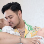 Desainer Ivan Gunawan memiliki boneka di rumah yang diperlakukan layaknya bayi dan dirawat dengan perlakuan khusus. (Foto: Instagram @ivan_gunawan)