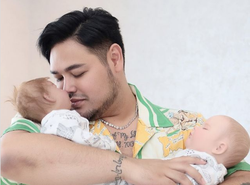 Desainer Ivan Gunawan memiliki boneka di rumah yang diperlakukan layaknya bayi dan dirawat dengan perlakuan khusus. (Foto: Instagram @ivan_gunawan)