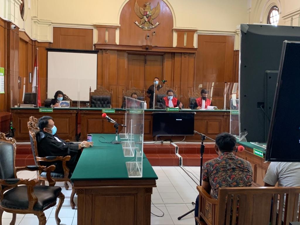 Sidang vonis terdakwa penganiaya jurnalis Nurhadi di PN Surabaya, Rabu (12/1). Terdakwa yang merupakan anggota polisi divonis 10 bulan penjara. (Foto: Arry Saputra/JPNN.com)