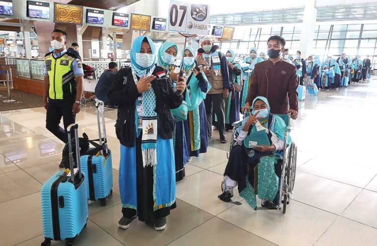 SIAP TERBANG: Sejumlah calon jemaah ibadah umrah di Terminal 3 Bandara Soekarno-Hatta, Tangerang, Banten, kemarin (8/1). Total ada 419 orang yang berangkat umrah kemarin. (FEDRIK TARIGAN/JAWA POS)