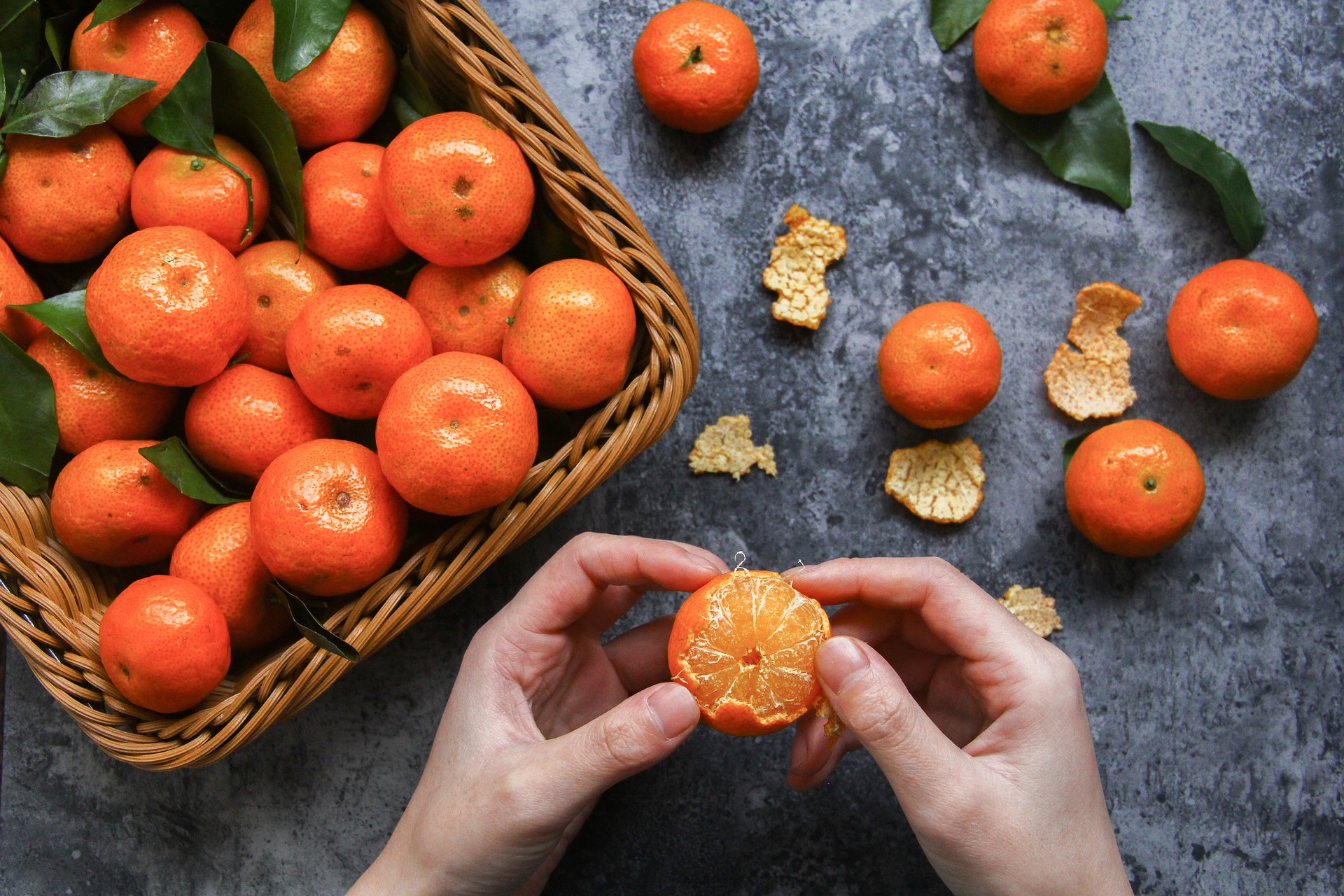 Ilustrasi seseorang sedang mengupas jeruk. (Pixabay)