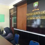 Ilustrasi Pelayanan Masyarakat: Dua siswi SMA tengah Praktik Kerja Lapangan menjaga meja pelayanan Kantor Kecamatan Cimanggung, Kabupaten Sumedang.