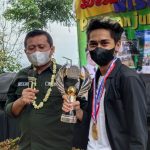 Ilustrasi Esport: Peraih juara Mobile Legends Nasional sekaligus pemain terbaik di laga E-Sport, Indra Tresna Ramadhan, 23 (kanan) bersama Bupati Sumedang, Dony Ahmad Munir (kiri)