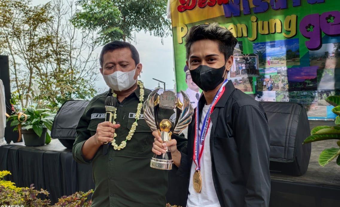 Ilustrasi Esport: Peraih juara Mobile Legends Nasional sekaligus pemain terbaik di laga E-Sport, Indra Tresna Ramadhan, 23 (kanan) bersama Bupati Sumedang, Dony Ahmad Munir (kiri)