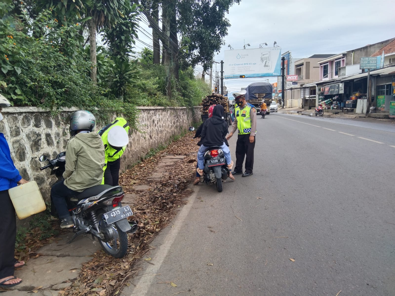 Anggota Polsek Tanjungsari Unit Lalu Lintas saat lakukan pemeriksaan knalpot brong sekaligus surat berkendara.