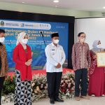Kepala Disnakertrans Jabar, Rachmat Taufik Garsadi memberian penghargaan kepada pihak-pihak yang telah berkontribusi dalam upaya pemenuhan Norma Keselamatan dan Kesehatan Kerja pada perusahaan di Jawa Barat.