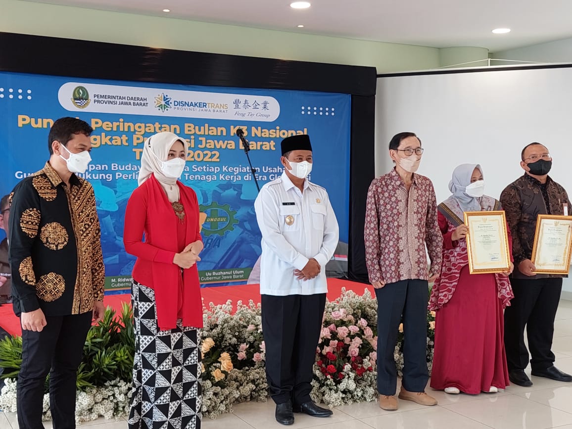 Kepala Disnakertrans Jabar, Rachmat Taufik Garsadi memberian penghargaan kepada pihak-pihak yang telah berkontribusi dalam upaya pemenuhan Norma Keselamatan dan Kesehatan Kerja pada perusahaan di Jawa Barat.