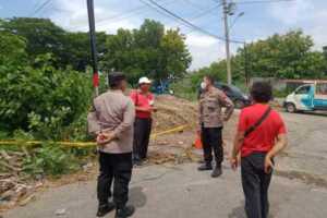 OLAH TKP: Polisi saat melakukan olah TKP di lokasi korban tersengat listrik. (M HARIYANTO/JAWA POS RADAR SEMARANG)