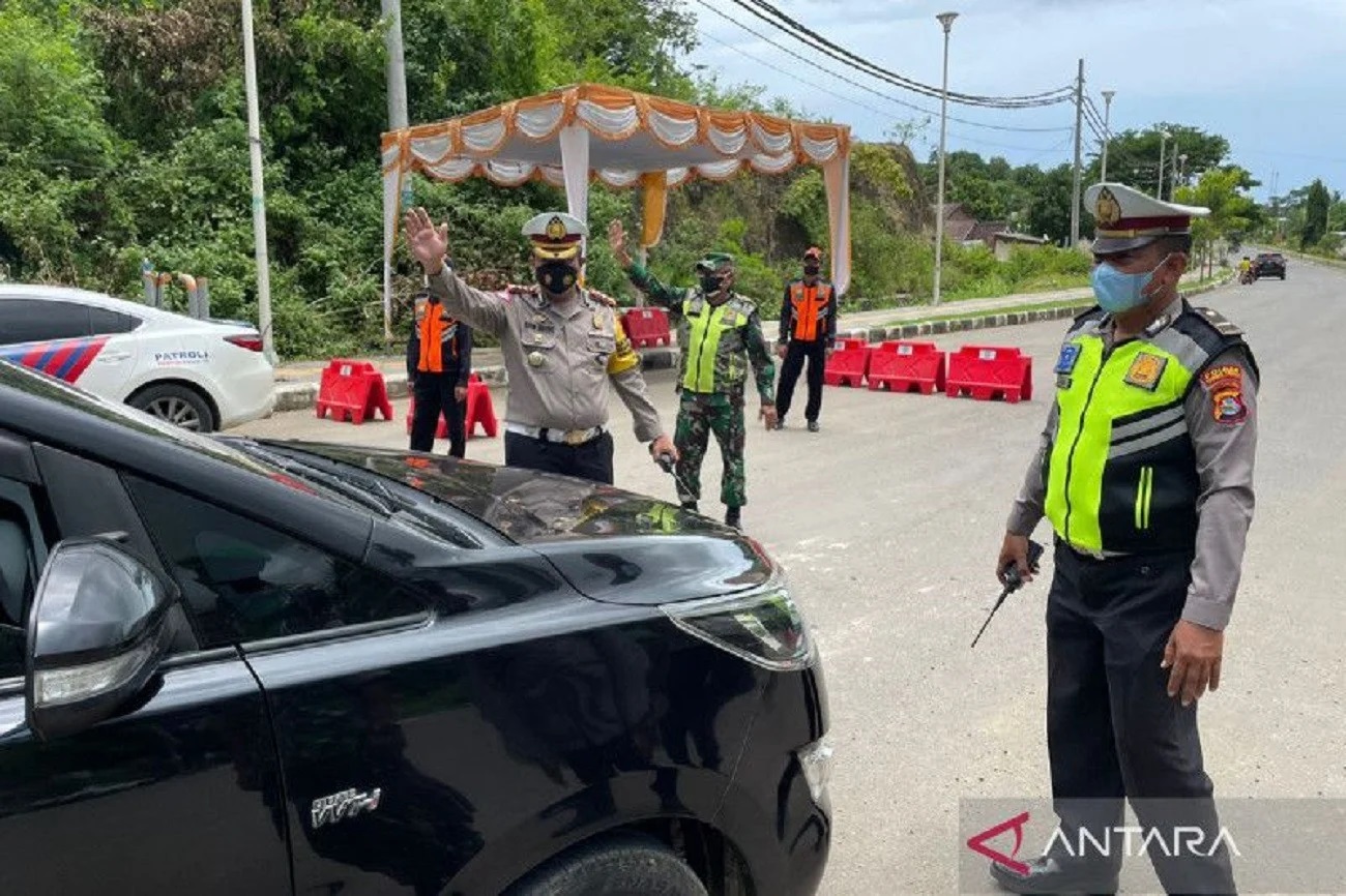 Dirlantas Polda NTB Kombes Pol Imam Thobroni (kedua kanan) bersama personel lainnya menghalau untuk pemeriksaan perihal tujuan dari pengendara yang hendak melintasi pos penyekatan di areal Sirkuit Mandalika, NTB, Sabtu (12/2/2022). (ANTARA/HO-Humas Polda NTB)