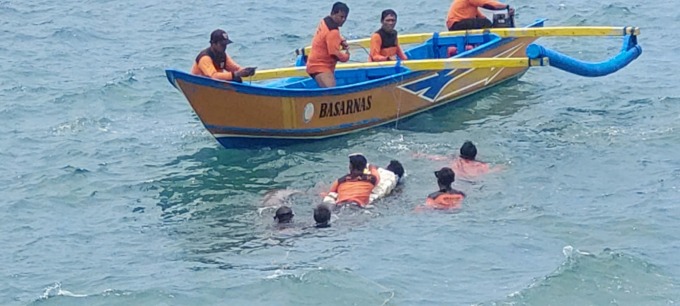 Tim Sar Rimba Laut saat mengangkat jenazah Syaiful, korban terakhir ritual maut di Pantai Payangan, Kecamatan Ambulu.