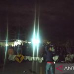 Suasana unjuk rasa penolakan tambang di Desa Katulistiwa, Kecamatan Tinombo Selatan, Kabupaten Parigi Moutong, Sabtu (12/2/2022) malam. ANTARA/HO/Novita.
