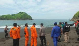 Tim SAR gabungan melakukan pencarian korban di sekitar Pantai Payangan di Kecamatan Ambulu, Kabupaten Jember, Minggu (13/2/2022). (ANTARA/Hamka Agung)