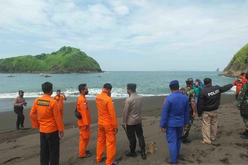 Tim SAR gabungan melakukan pencarian korban di sekitar Pantai Payangan di Kecamatan Ambulu, Kabupaten Jember, Minggu (13/2/2022). (ANTARA/Hamka Agung)