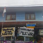 UNJUK RASA: Sejumlah pengunjuk rasa memasang banner protes di halaman depan kantor Kelurahan Kebon Waru, Kota Bandung, pada Senin (14/3).