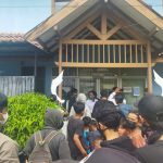 BERI PENJELASAN: Salah seorang pihak Kelurahan Kebon Waru, Kota Bandung menghadapi warga Anyer Dalam dan penggugat yang sedang menuntut pengeluaran surat kepemilikan fisik tanah di halaman depan kantor kelurahan, Senin (14/2).