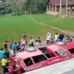 Tangkapan layar video Mobil elf yang terperosok ke jurang membawa rombongan siswa SMK di Karawang.