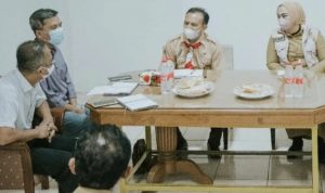 Bupati Karawang Cellica Nurrachadiana, saat mendatangi PT Hasil Raya Industries untuk menanyakan kebenaran kasus Giri Pamungkas. (ist)