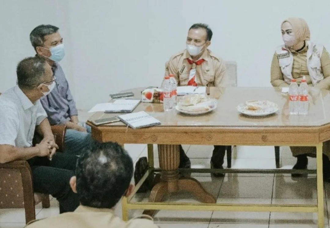 Bupati Karawang Cellica Nurrachadiana, saat mendatangi PT Hasil Raya Industries untuk menanyakan kebenaran kasus Giri Pamungkas. (ist)