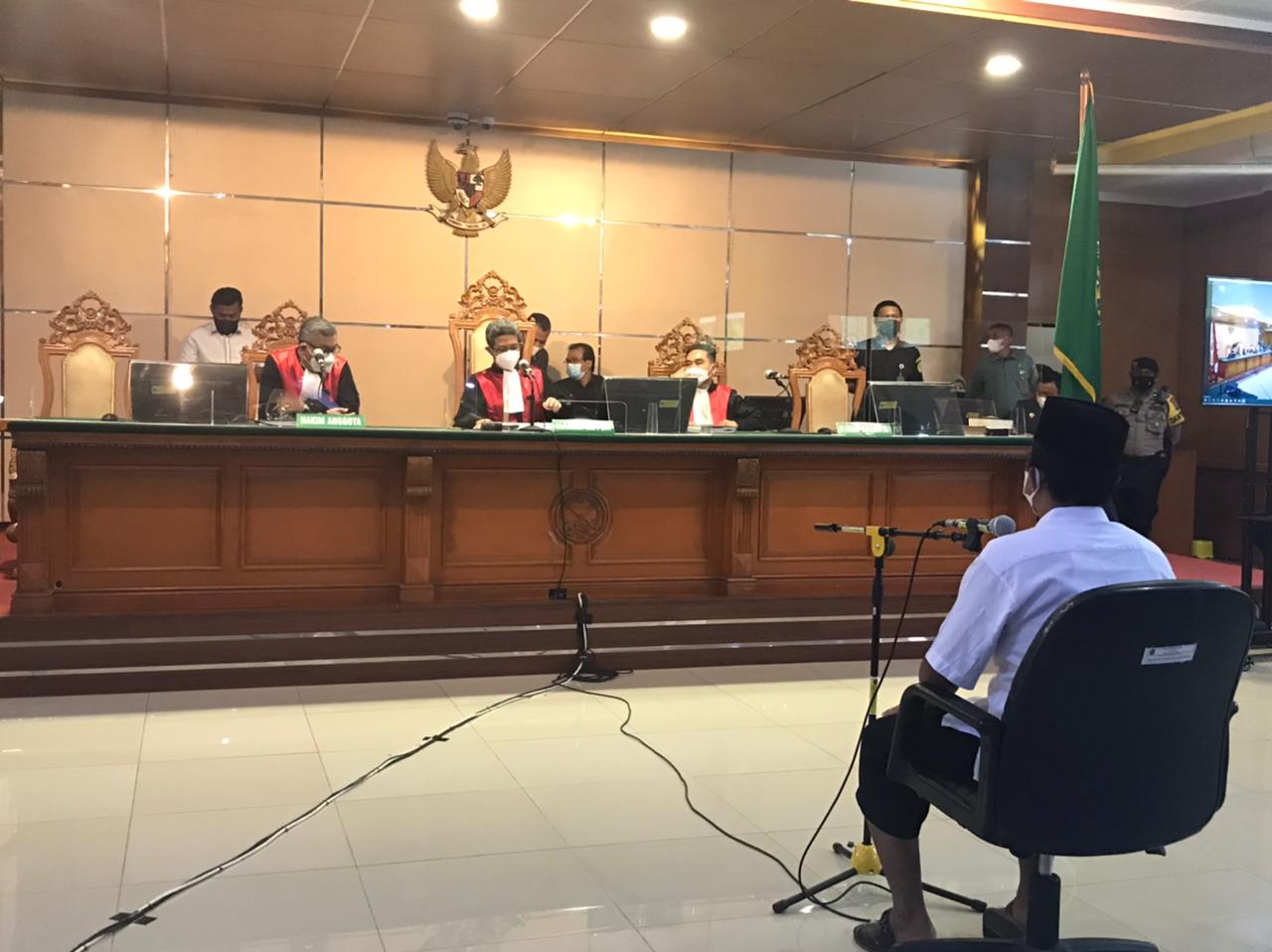 Terdakwa Herry Wirawan saat menjalani sidang pembacaan putusan. Selasa (15/2). Foto. Sandi Nugraha