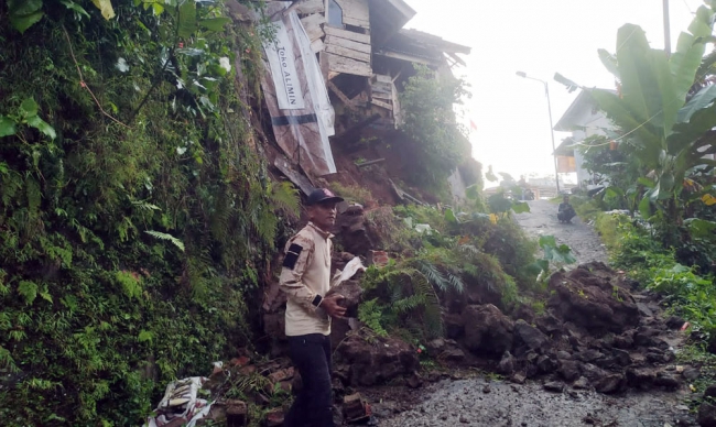 LONGSOR. Dapur rumah salah satu warga longsor, materialnya menghalangi akses jalan.