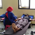 Ilustrasi: Seorang warga tengah melakukan donor darah dibantu oleh petugas UDD PMI Kabupaten Sumedang di Kecamatan Cimanggung, Kabupaten Sumedang. (Jabar Ekspres)