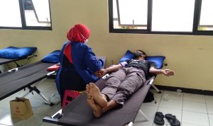 Ilustrasi: Seorang warga tengah melakukan donor darah dibantu oleh petugas UDD PMI Kabupaten Sumedang di Kecamatan Cimanggung, Kabupaten Sumedang. (Jabar Ekspres)