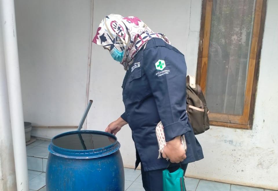 Petugas kesehatan dari UPTD Puskesmas Cimanggung saat melakukan pemantauan kondisi warga sekaligus Pemberantasan Sarang Nyamuk (PSN) di Desa Cimanggung, Kecamatan Cimanggung, Kabupaten Sumedang.