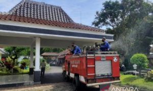 Petugas menyemprotkan disinfektan untuk sterilisasi COVID-19 di lingkungan Pendopo Kabupaten Garut, Jawa Barat, Selasa (15/2/2022). (ANTARA/HO-Diskominfo Garut)