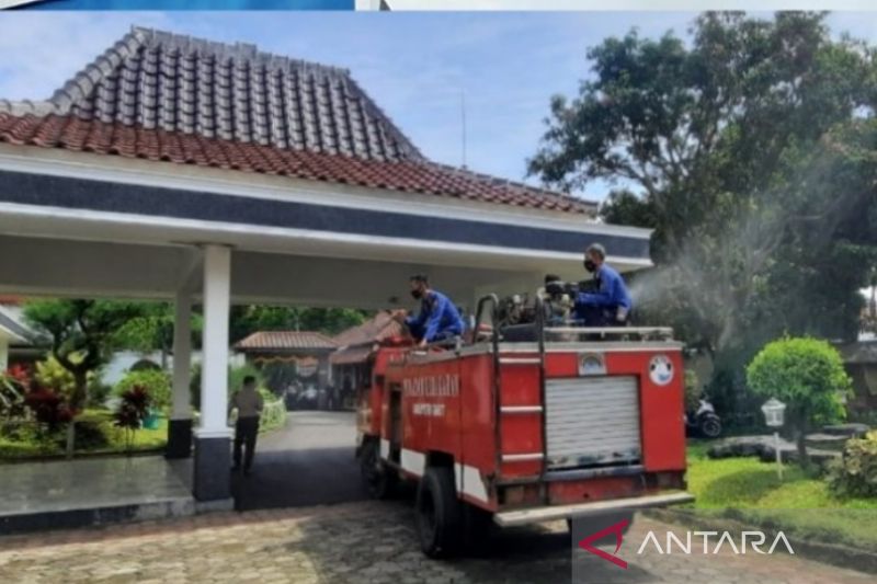 Petugas menyemprotkan disinfektan untuk sterilisasi COVID-19 di lingkungan Pendopo Kabupaten Garut, Jawa Barat, Selasa (15/2/2022). (ANTARA/HO-Diskominfo Garut)