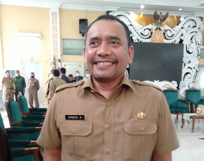 Kepala Dinas Koperasi dan UKM Kabupaten Bandung Dindin Sahidin mengatakan, sedang menyeleksi pendamping penerima pinjaman dana bergulir untuk usaha.
