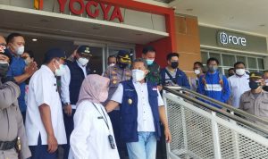 TINJAUAN: Plt. Kota Bandung, Yana Mulyana saat melakukan peninjauanketersediaan minyak goreng di gudang ritel Yogya Junction, Rabu (16/2).