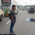 Seorang pelajar terkapar usai motornya terserempet Toyota Yaris di tengah Jalan Tol Jakarta – Cikampek, KM 0+800, Jakarta Timur, Kamis (17/2/2022). Foto: Dok Satlantas Polres Metro Jakarta Timur