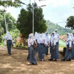 Para siswi SMA Negeri 1 Cimanggung, Kabupaten Sumedang. yang terpaksa harus kembali PJJ karena PTM dihentikan sementara.