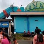 Menara masjid ALIkhlas yang roboh menimpa rumah warga di Bekasi.