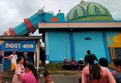 Menara masjid ALIkhlas yang roboh menimpa rumah warga di Bekasi.