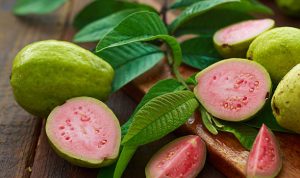 Ilustrasi, banyaknya nutrisi dalam buah jambu biji ternyatamampu menangkalberbagai penyakit saat musim hujan. (pixabay)