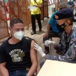 Petugas kesehatan dari Lanal Bandung saat membantu kegiatan vaksinasi dosis 3 di UNPAR. Kamis (17/2). Foto. Sandi Nugraha