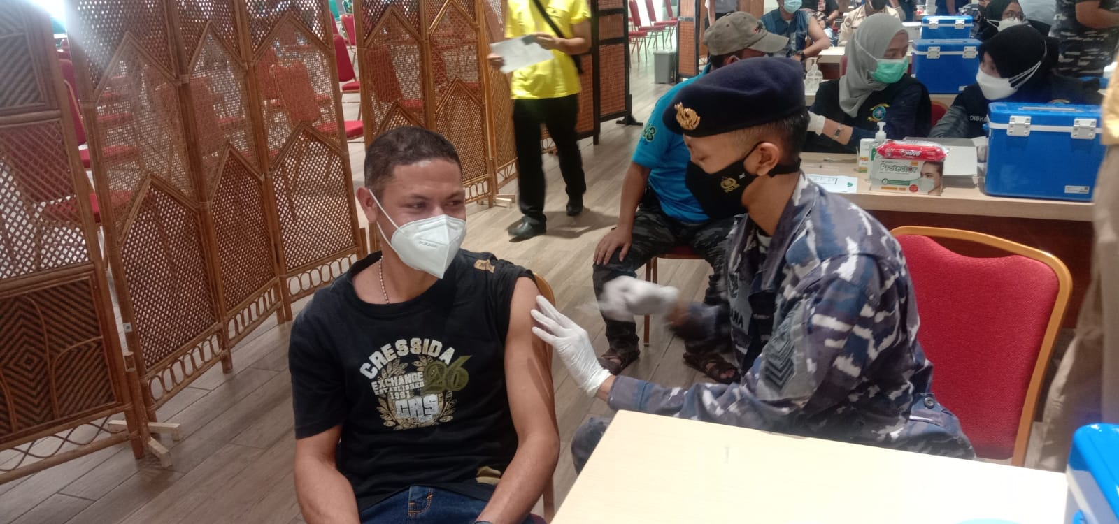 Petugas kesehatan dari Lanal Bandung saat membantu kegiatan vaksinasi dosis 3 di UNPAR. Kamis (17/2). Foto. Sandi Nugraha